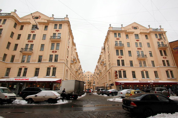 Недавно отремонтированный фасад дома на Рубинштейна, 23, осыпается - «Свежие новости строительства»