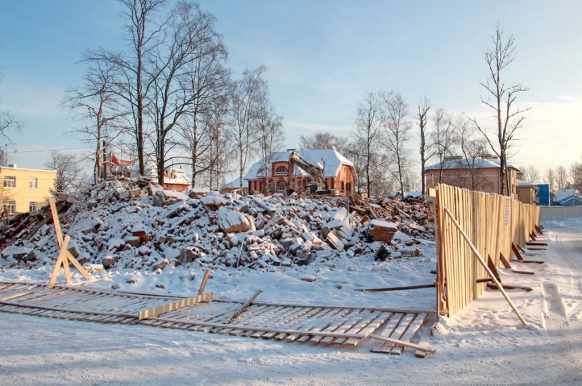 В Стрельне сносят общежитие-«сталинку» на Нагорной улице - «Свежие новости строительства»