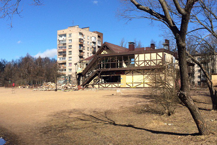 На берегу Ольгинского пруда сносят заброшенный ресторан - «Свежие новости строительства»