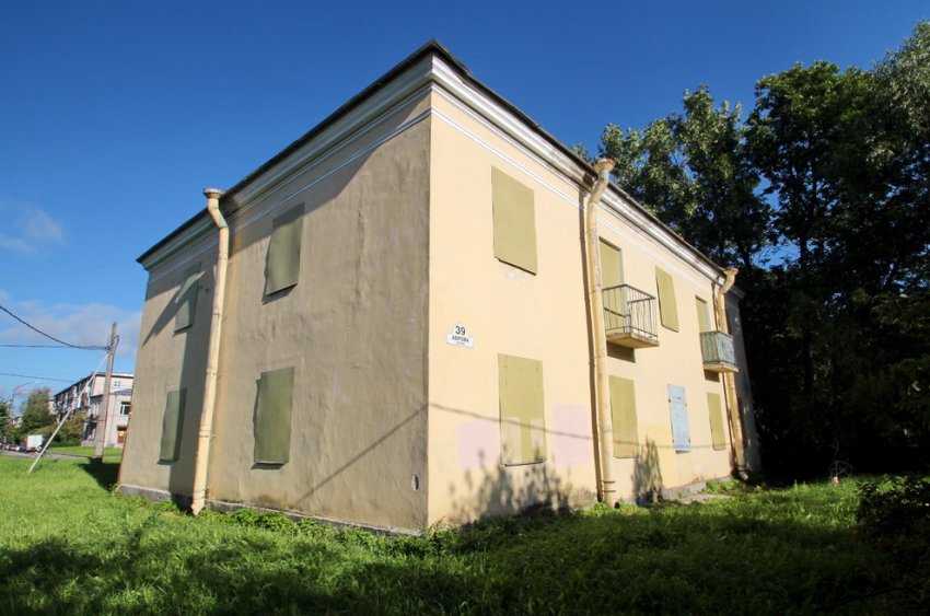 На улице Аврова в Петергофе начали ремонтировать заброшенный дом - «Свежие новости строительства»