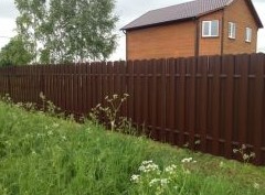 Когда требуется согласие соседа на установку забора, из какого материала он должен быть: отвечаю на вопросы - «Дайджест»