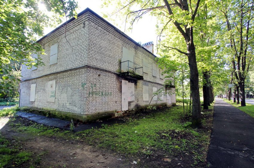 На Манежной улице в Ломоносове снесли советский кирпичный дом - «Свежие новости строительства»