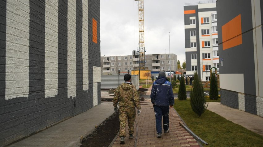 Около 28 тысяч строителей работают над восстановлением Мариуполя - «Строительство»