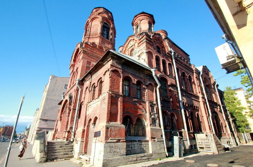 Покровской церкви на Боровой улице вернули купола и декор фасадов - «Свежие новости строительства»