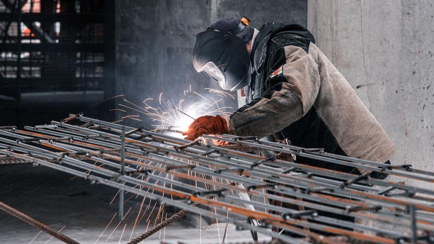 Эксперты: в стройотрасли РФ больше всего не хватает сварщиков и маляров - «Строительство»