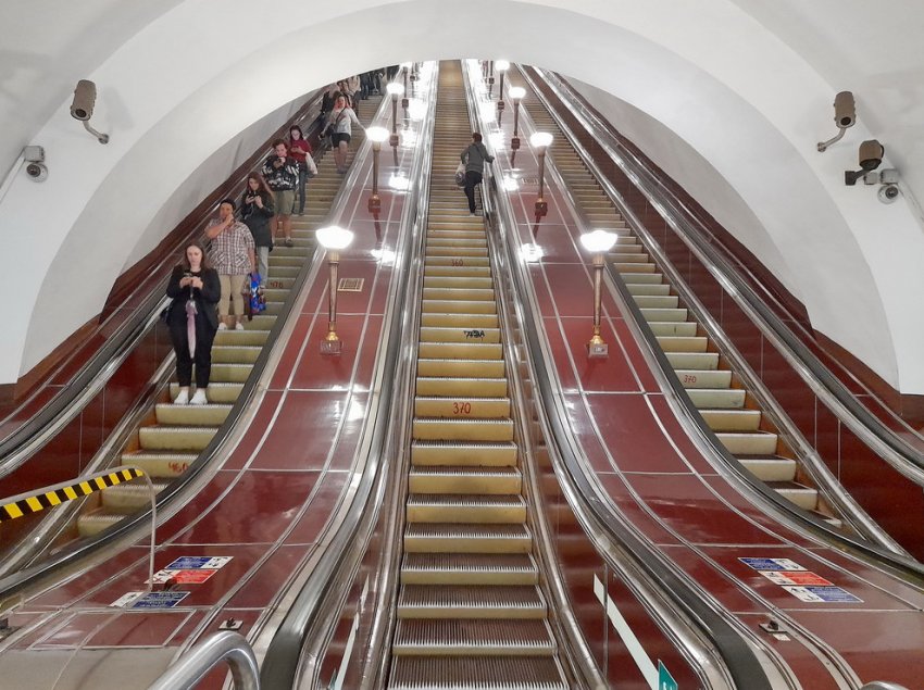 На станции метро «Чернышевская» сделали четыре эскалатора вместо трех - «Свежие новости строительства»