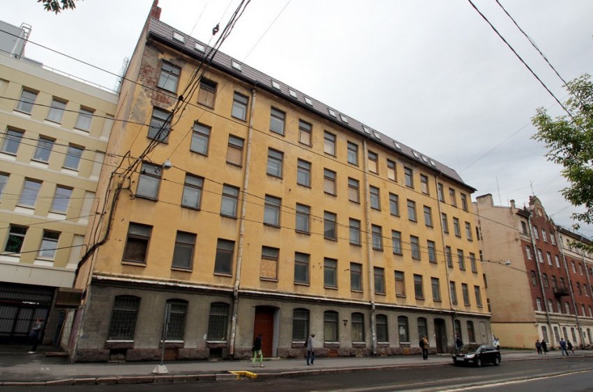 На улице Смолячкова отремонтировали заброшенную секцию жилого дома - «Свежие новости строительства»