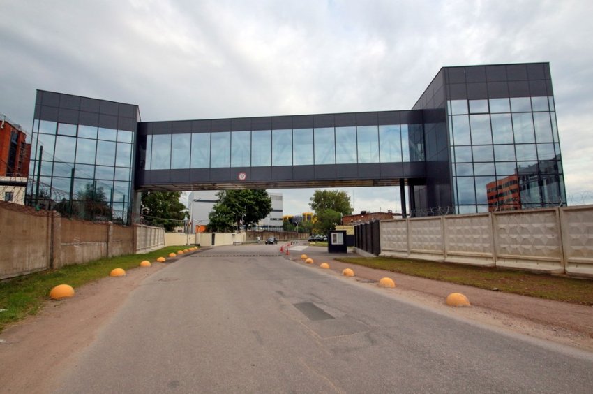 Над Новосельковской улицей построили переход между площадками завода - «Свежие новости строительства»